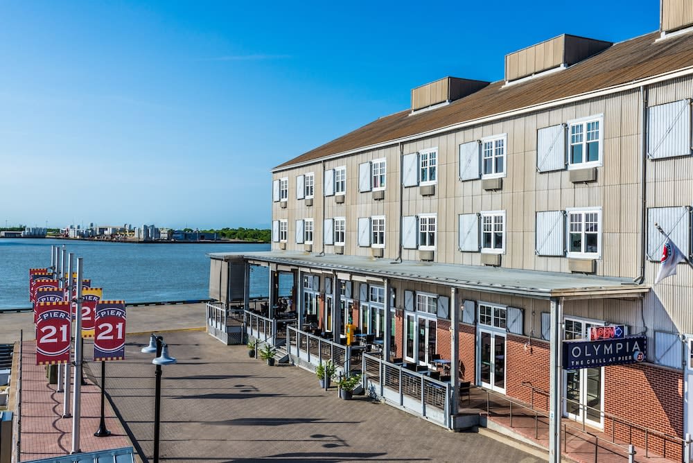 Harbor House Hotel and Marina at Pier 21 1