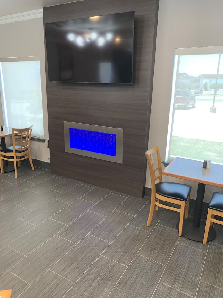 Howard Johnson by Wyndham Oklahoma City OKC Airport, Fairgrounds, I40 2