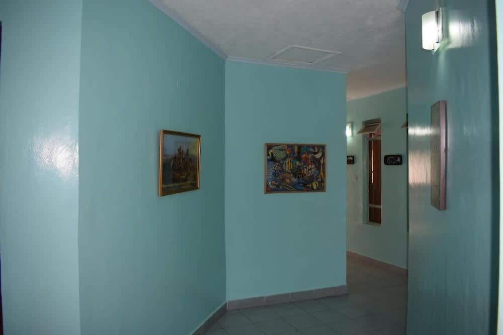 Tommy's Lounge Apartments 2