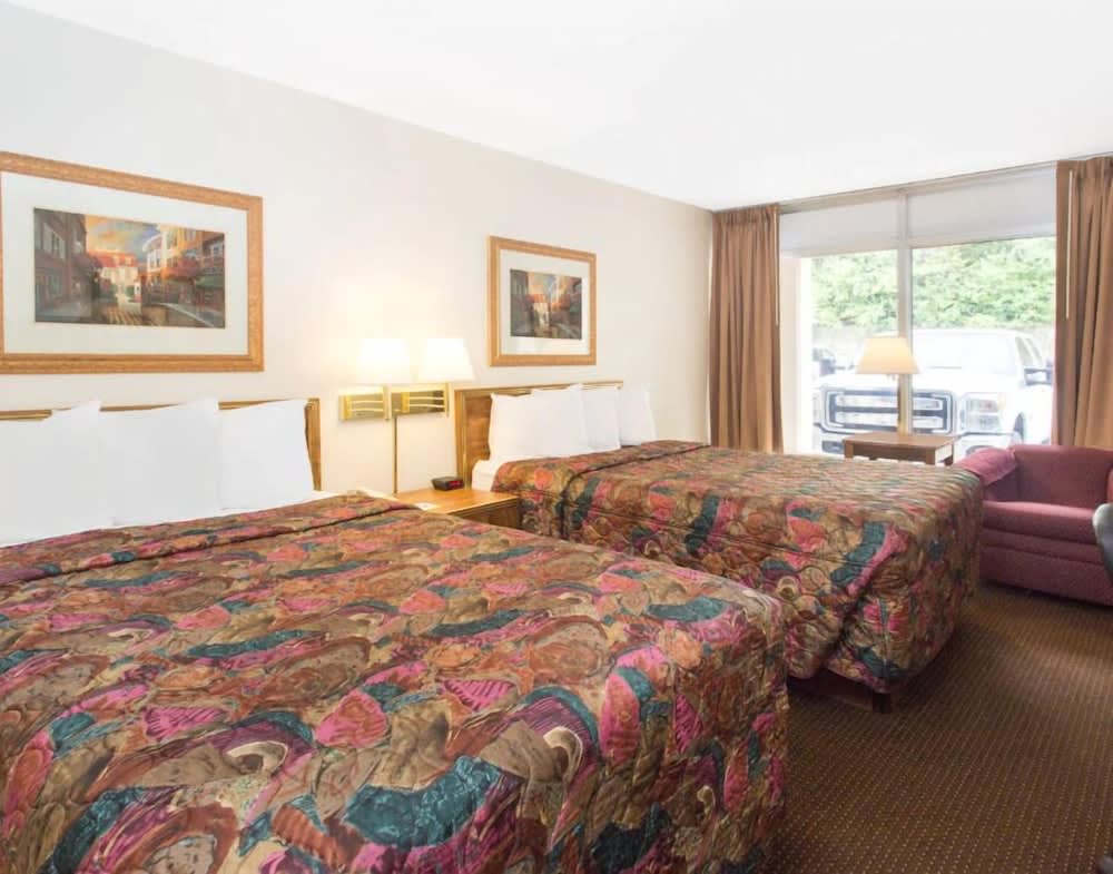 Days Inn by Wyndham Dubuque 4