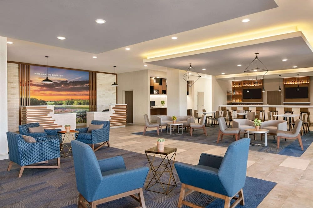 La Quinta Inn & Suites by Wyndham College Station North 1