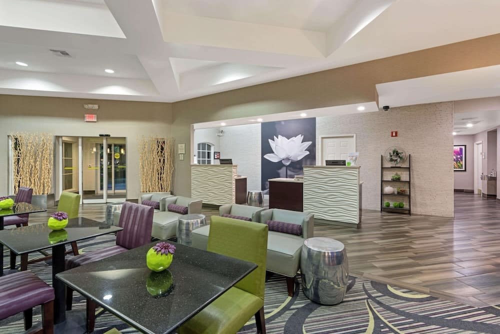 La Quinta Inn & Suites by Wyndham Phoenix Scottsdale 2