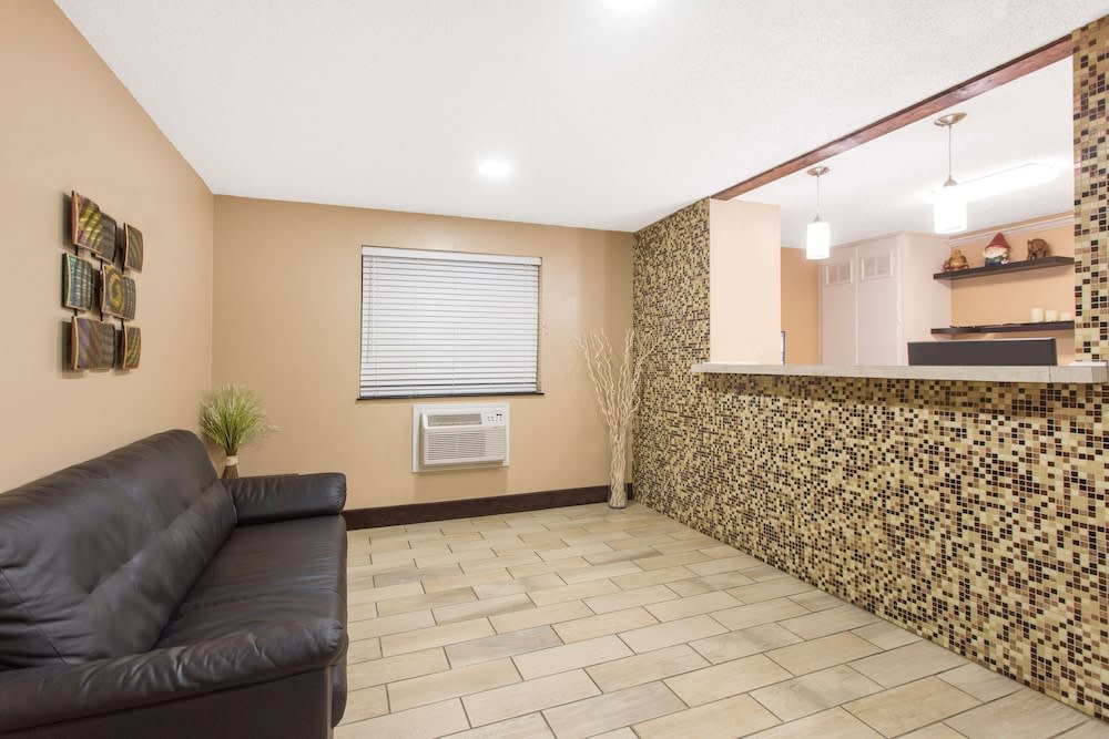Super 8 by Wyndham Columbus Airport 2
