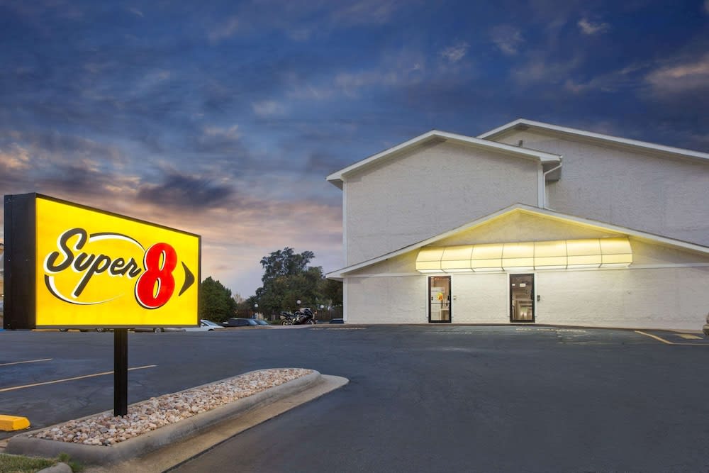 Super 8 by Wyndham Columbus Airport 1
