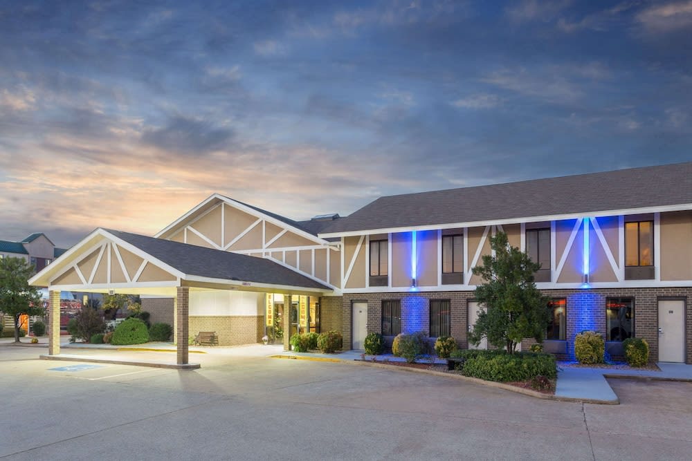 Super 8 by Wyndham Bentonville 1