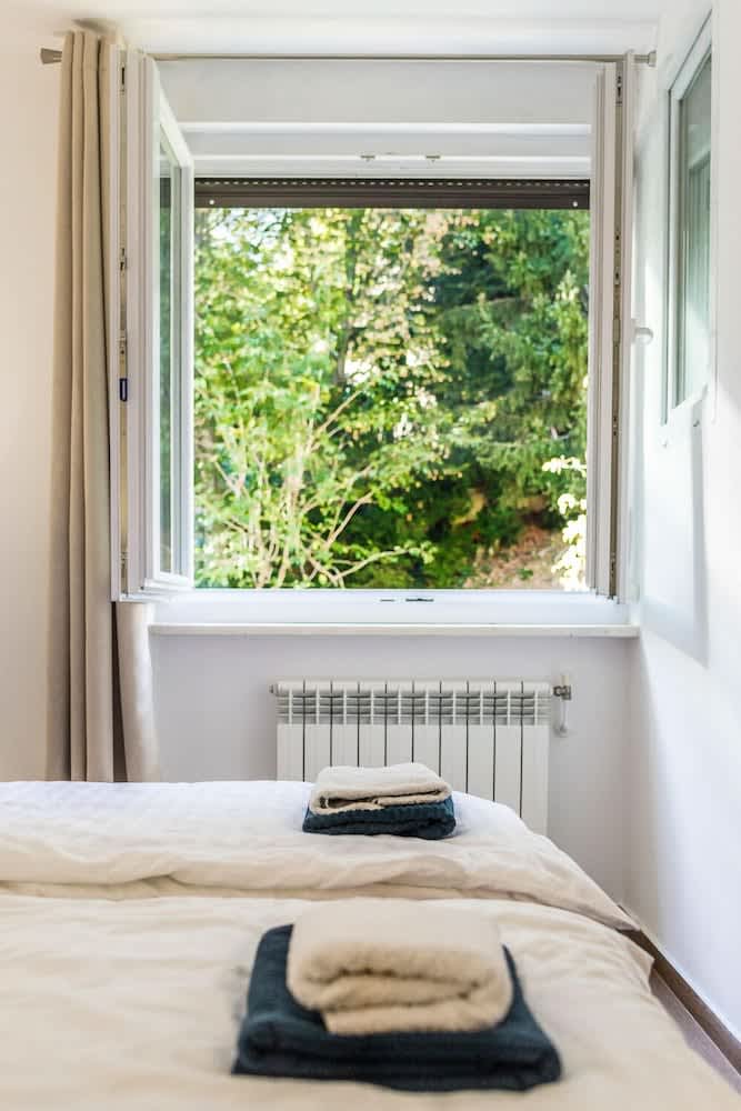 Modern 2bdr Apartment in Old Town- Best Location 4