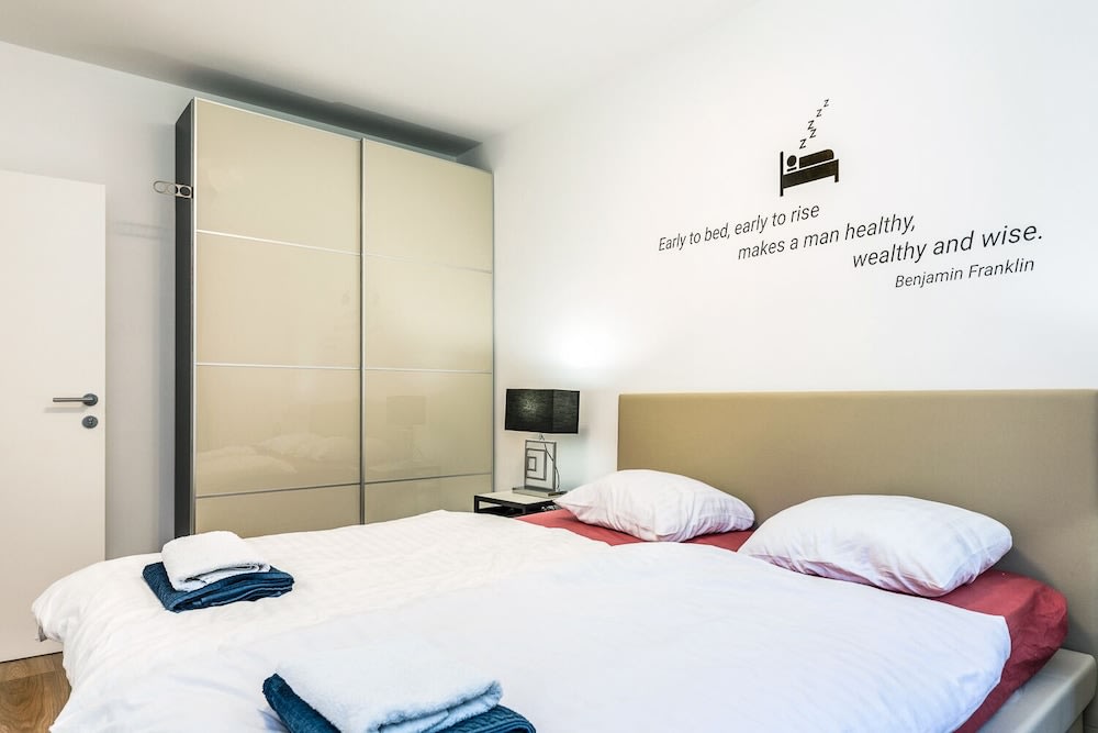 Modern 2bdr Apartment in Old Town- Best Location 2