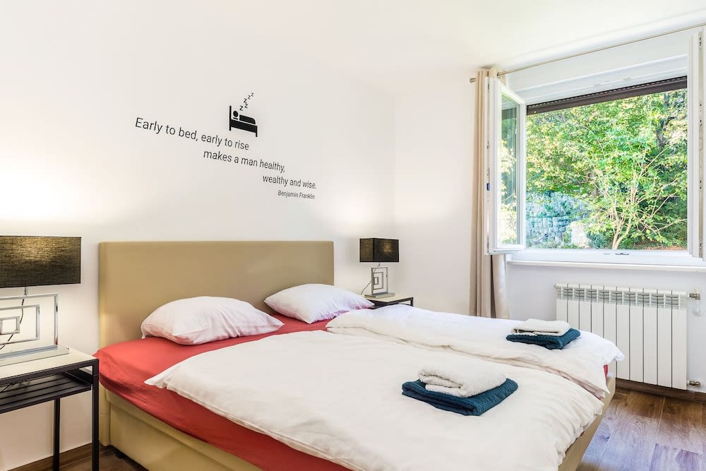 Modern 2bdr Apartment in Old Town- Best Location 1