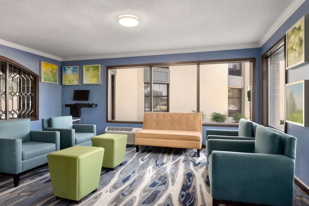 Days Inn & Suites by Wyndham Merrillville 2