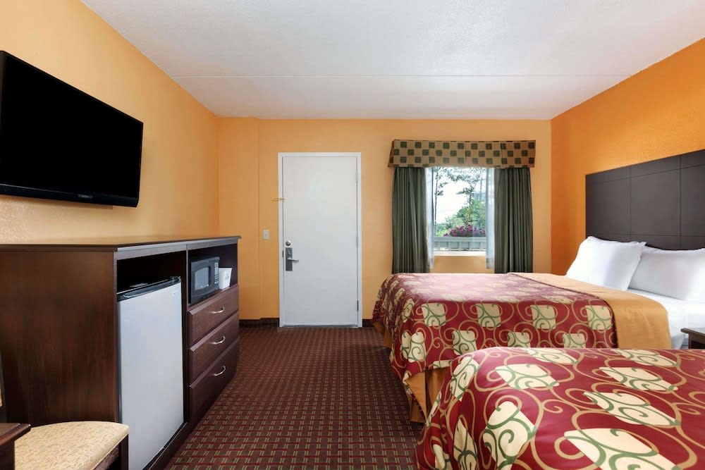 Days Inn by Wyndham Queensbury/Lake George 1