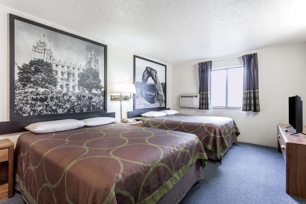 Super 8 by Wyndham Logan 5