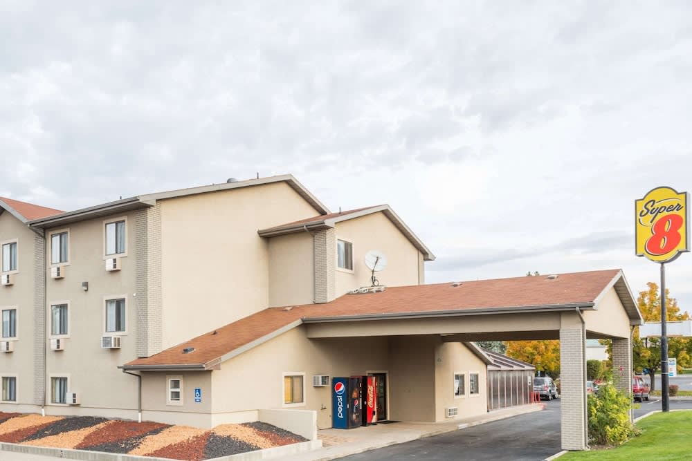 Super 8 by Wyndham Logan 1