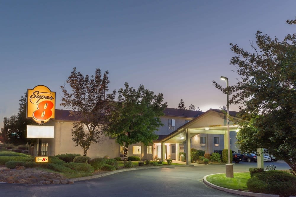 Super 8 by Wyndham Bend 1