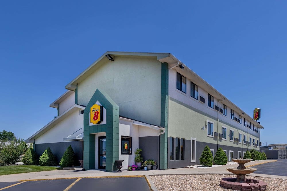 Super 8 by Wyndham Kansas City at Barry Road/Airport 1