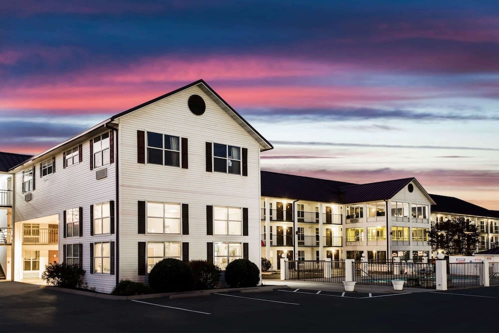 Super 8 by Wyndham Sevierville Riverside 1
