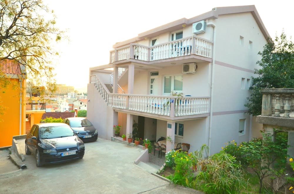 Guesthouse Apartments Čenić 1