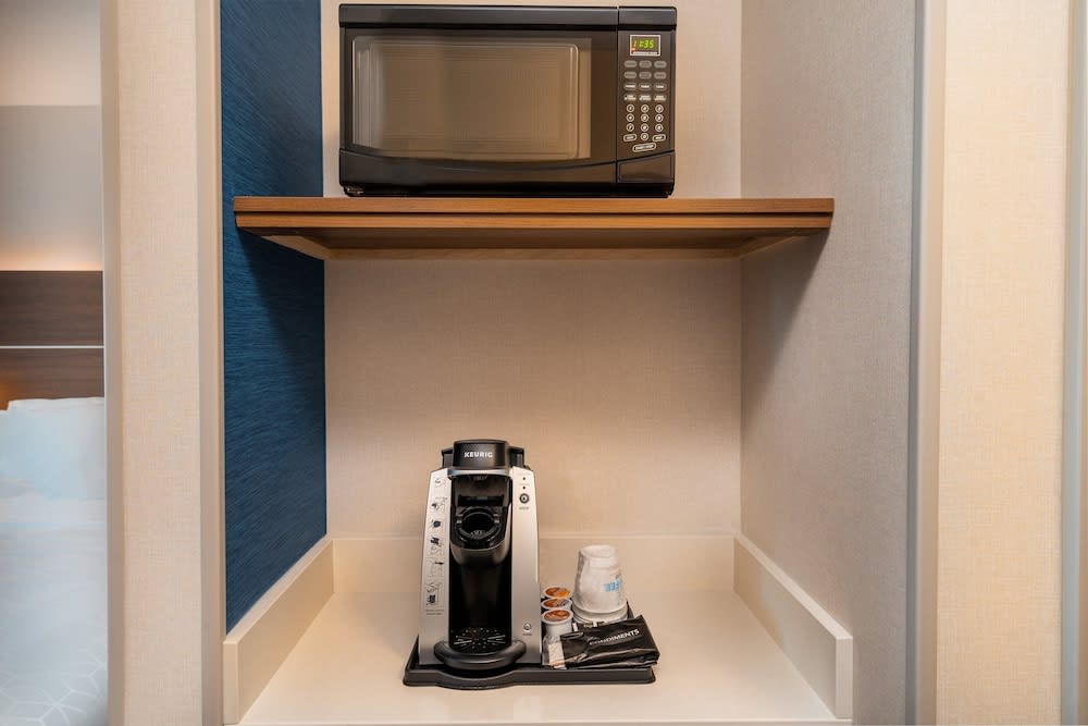 Holiday Inn Express & Suites LAS VEGAS - E TROPICANA by IHG 4