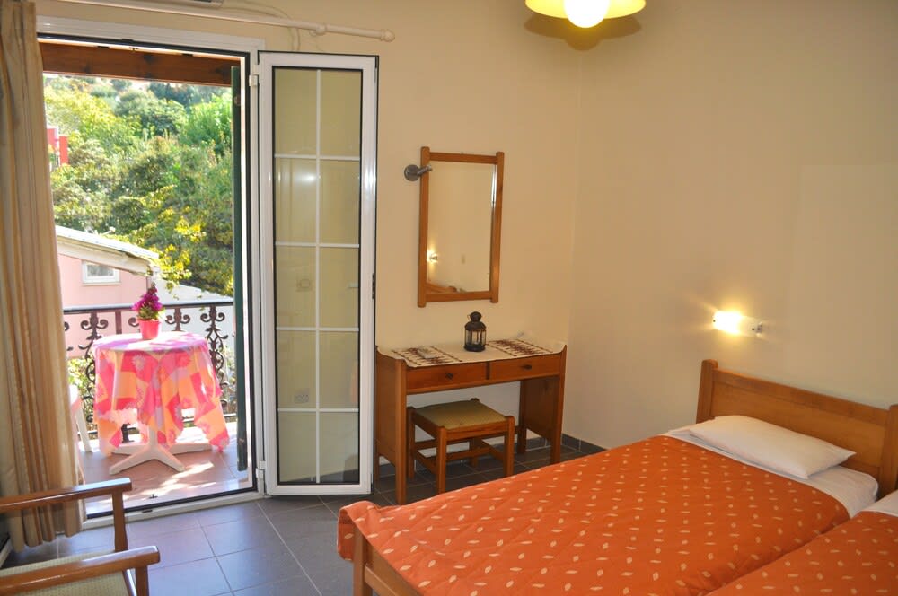Holiday Studio Apartments yannis on the beach of Agios Gordios in Corfu 2