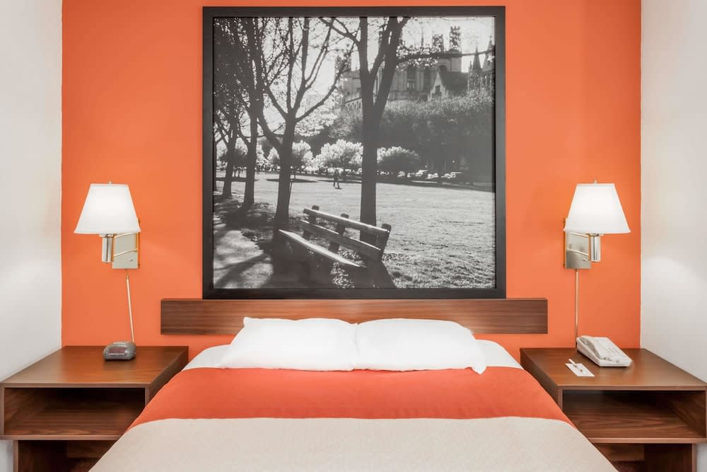 Super 8 by Wyndham Washington/Peoria Area 3