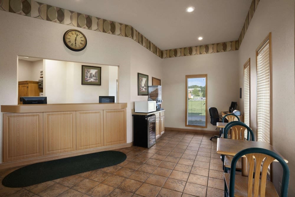 Super 8 by Wyndham Collinsville St. Louis 2
