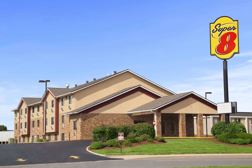 Super 8 by Wyndham Collinsville St. Louis 1