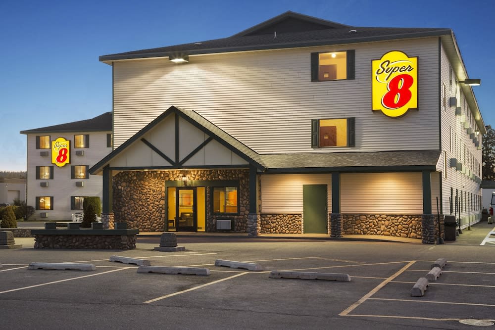Super 8 by Wyndham Coeur d'Alene 1