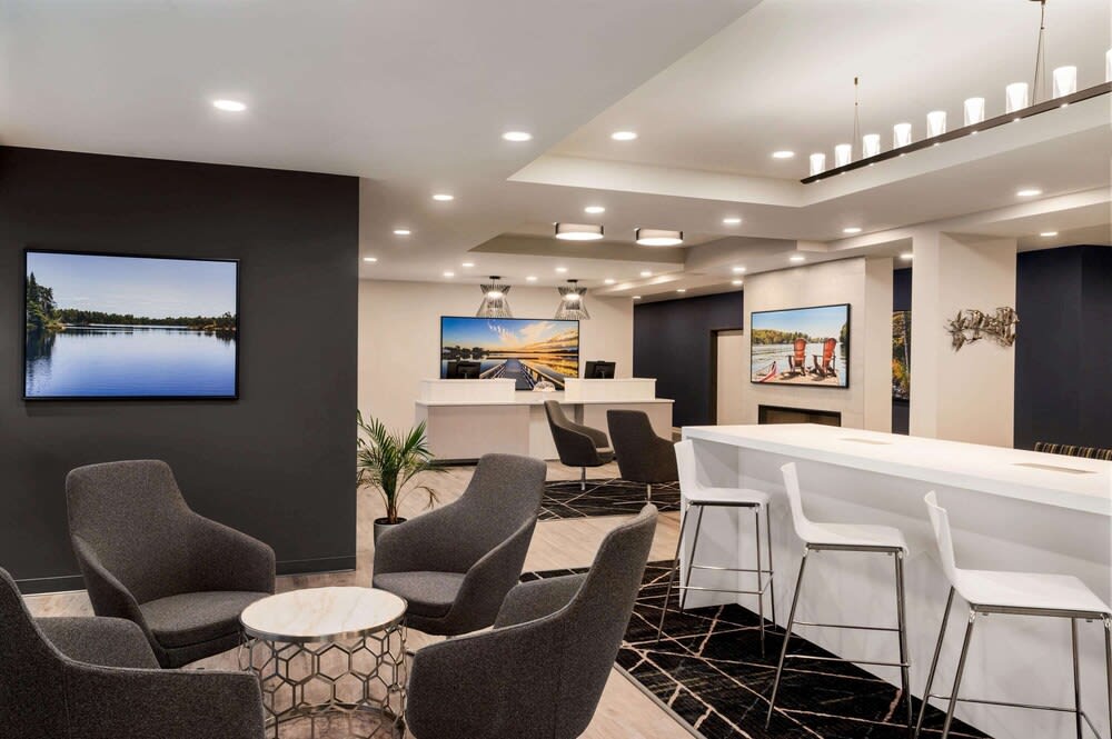 Microtel Inn & Suites by Wyndham Aurora 2
