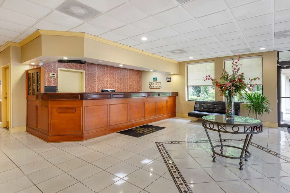 Quality Inn & Suites Hanes Mall 2