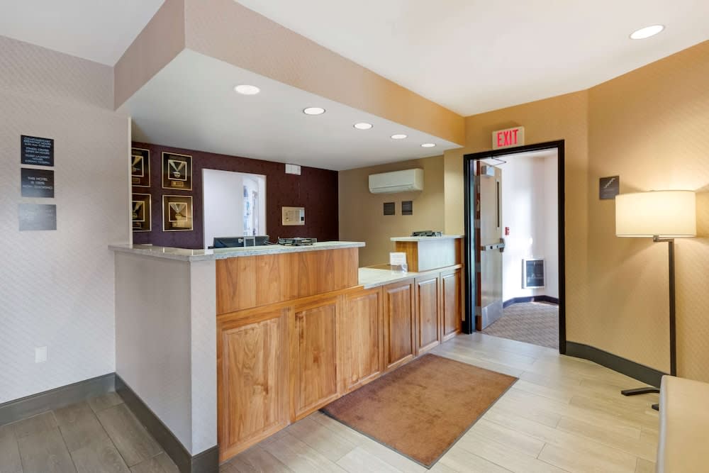 Comfort Inn & Suites Market - Airport 2