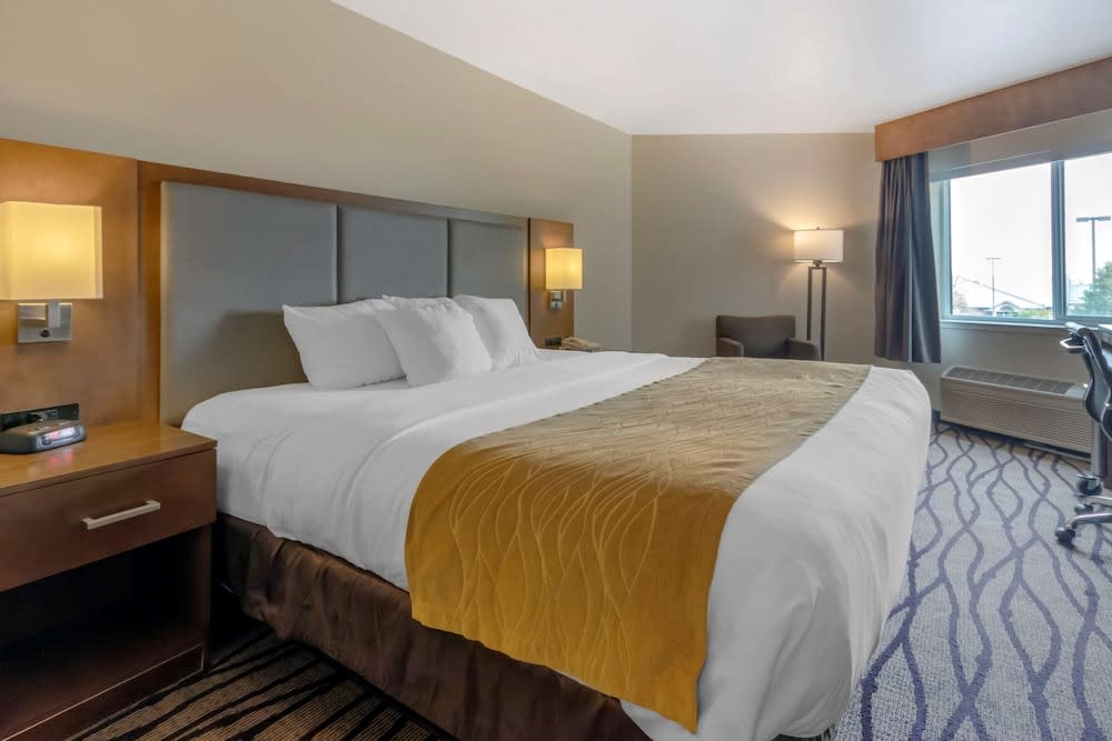 Comfort Inn & Suites Market - Airport 3