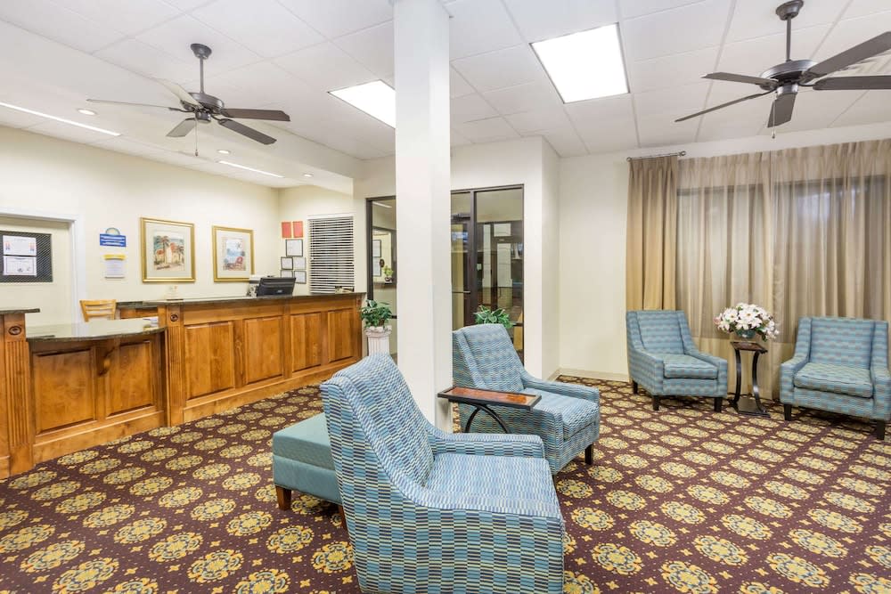 Super 8 by Wyndham Valdosta Mall 2