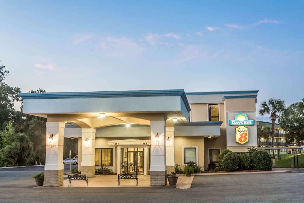 Super 8 by Wyndham Valdosta Mall 1
