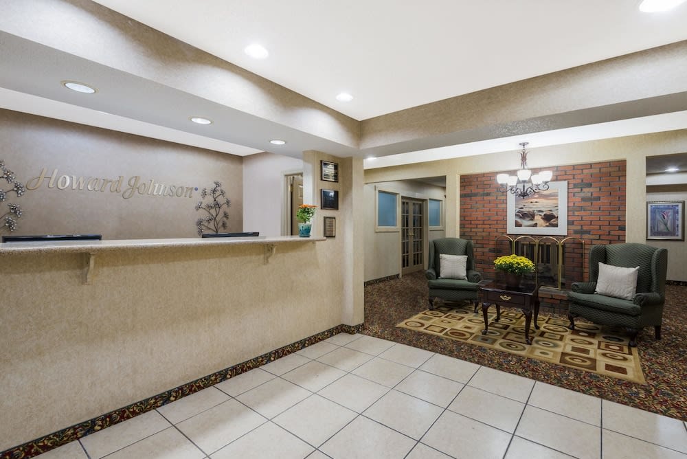Howard Johnson by Wyndham Springfield 2