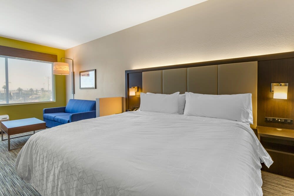 Holiday Inn Express & Suites Phoenix Dwtn - State Capitol by IHG 5