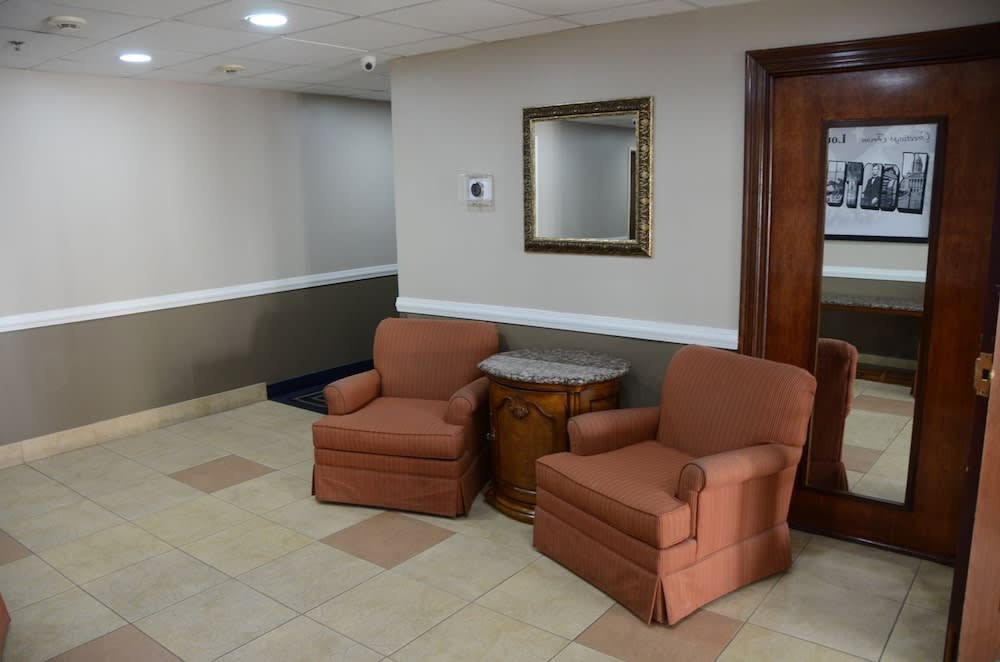 Super 8 by Wyndham Louisville/Expo Center 4