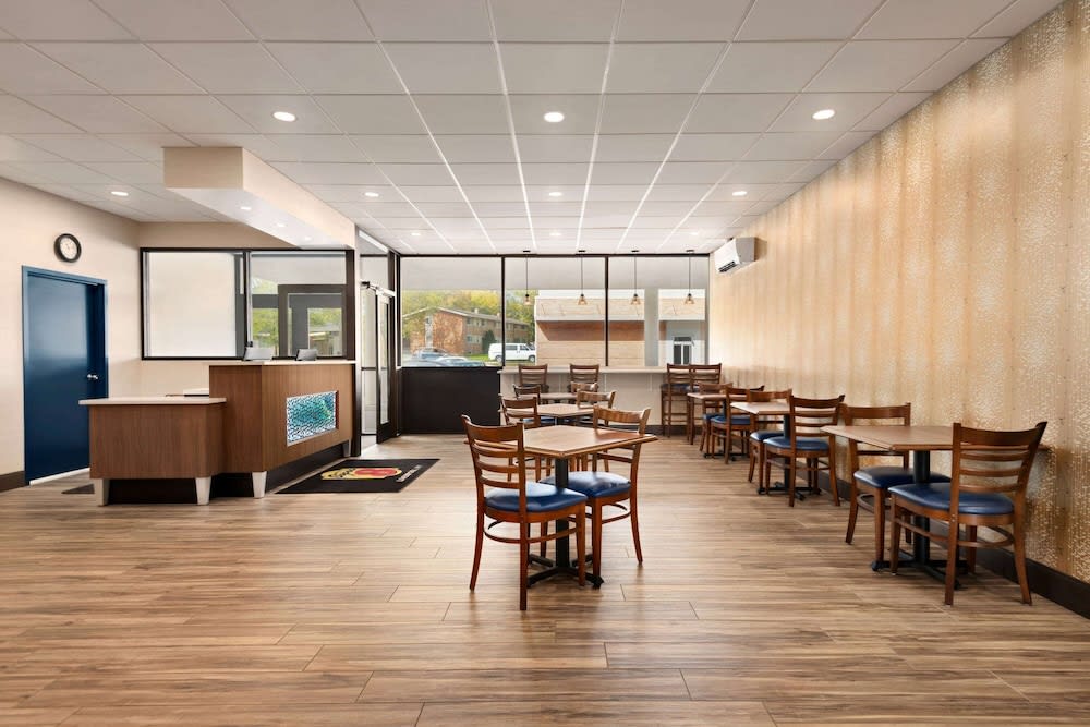 Super 8 by Wyndham Liverpool/Syracuse North Airport 2