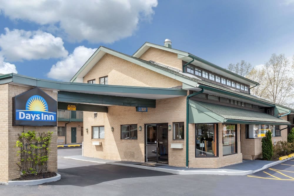 Days Inn by Wyndham Woodbury Long Island 1
