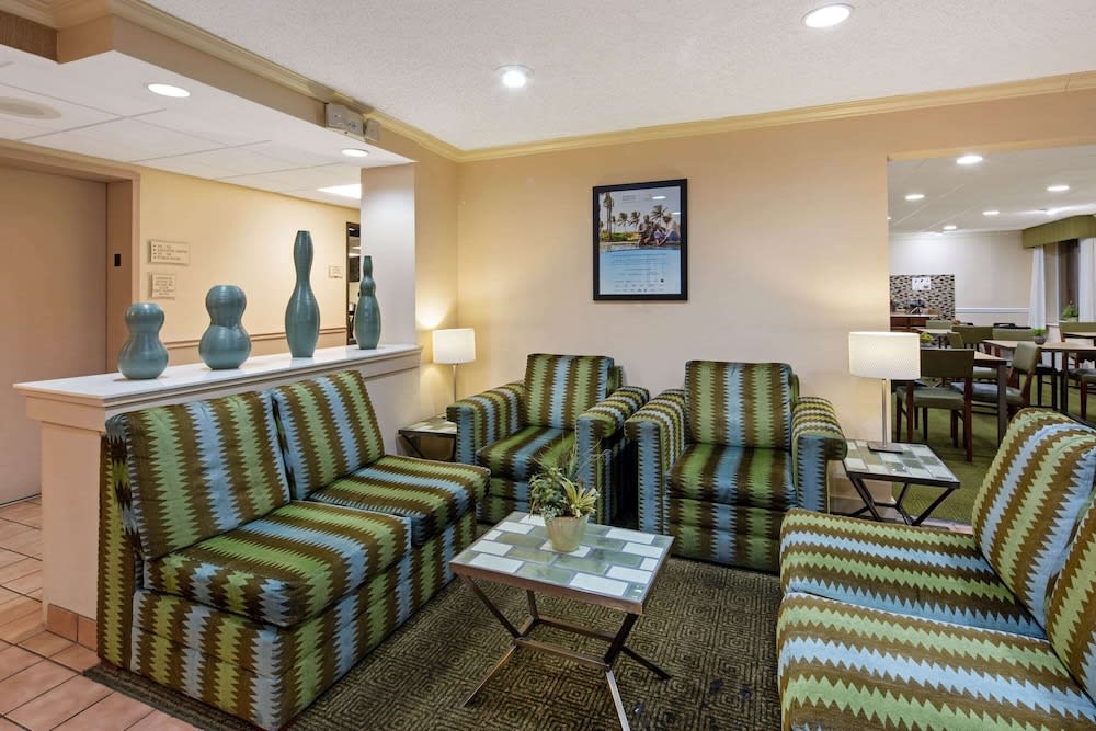 La Quinta Inn & Suites by Wyndham Sawgrass 1