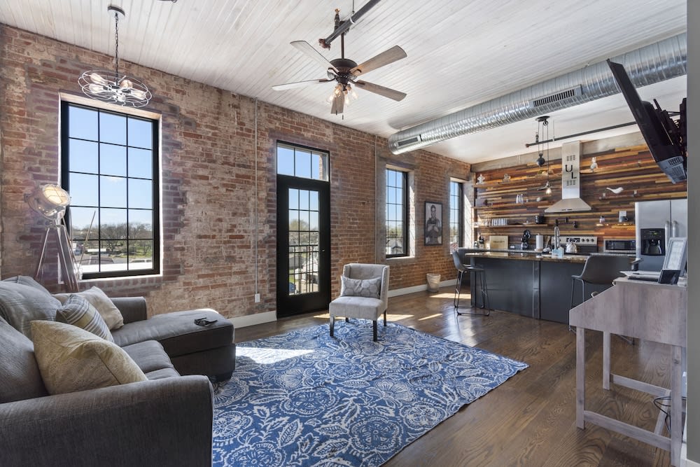 Downtown Urban Loft above Restaurants #1 2