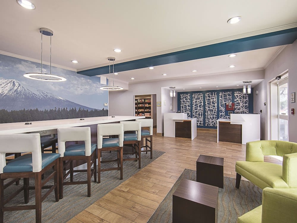 La Quinta Inn & Suites by Wyndham Central Point - Medford 2