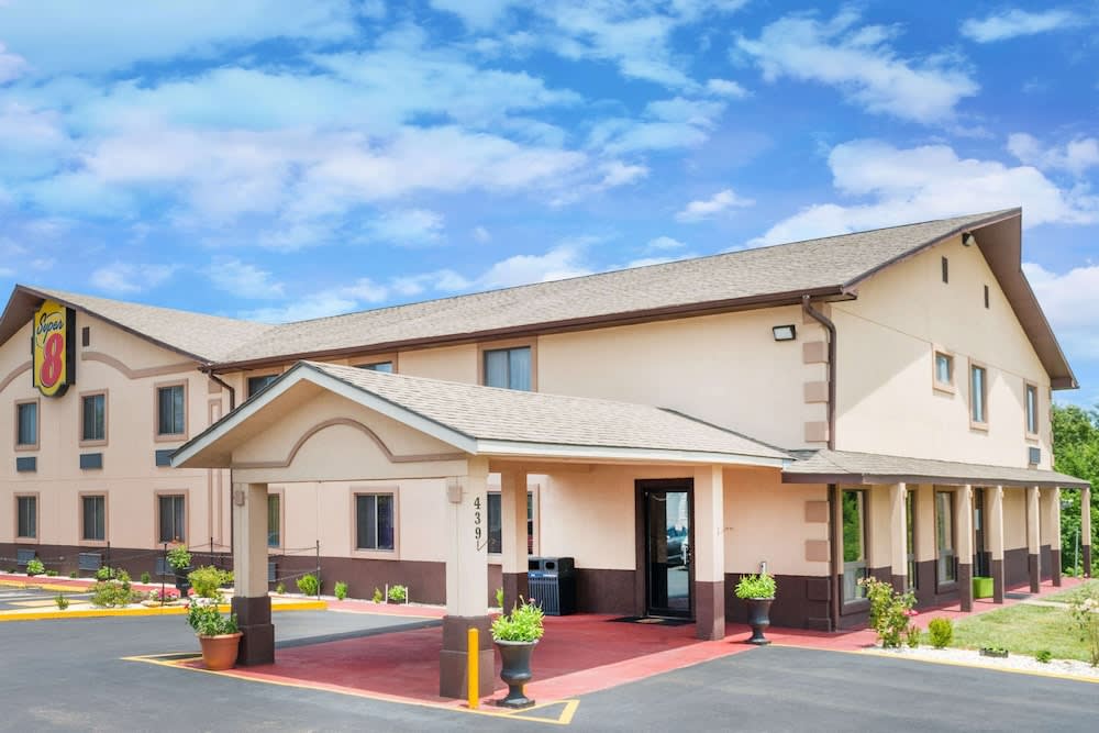 Super 8 by Wyndham Warrensburg 1