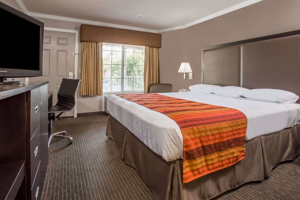 Super 8 by Wyndham Mountain View 5