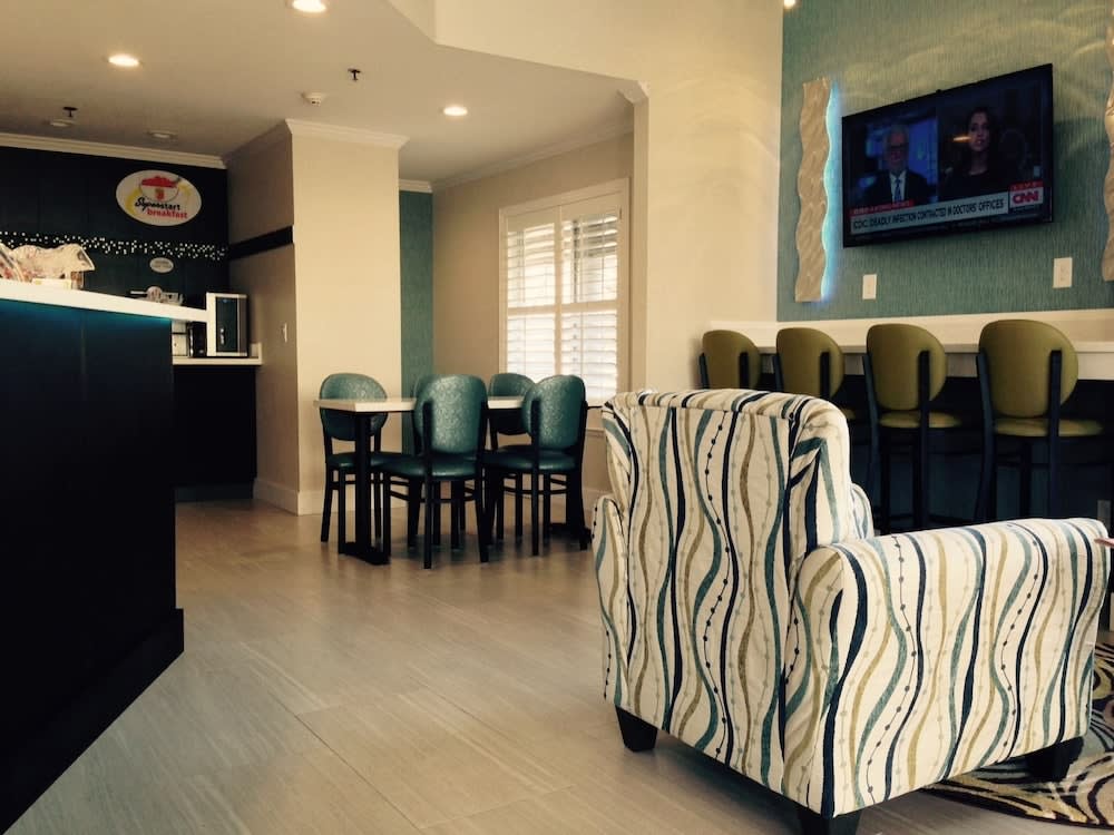 Super 8 by Wyndham Mountain View 2