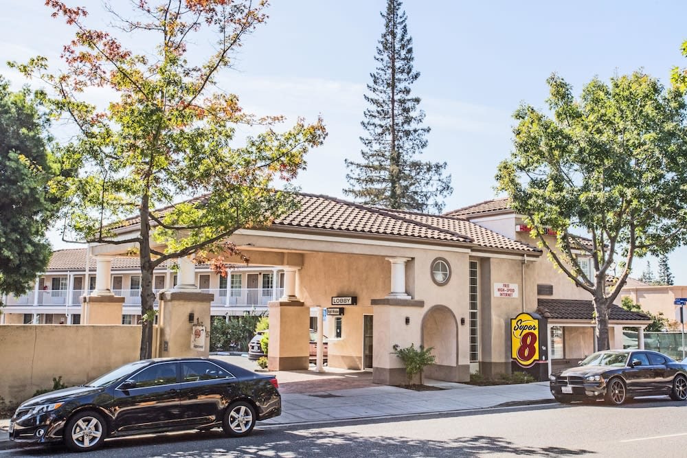 Super 8 by Wyndham Mountain View 1