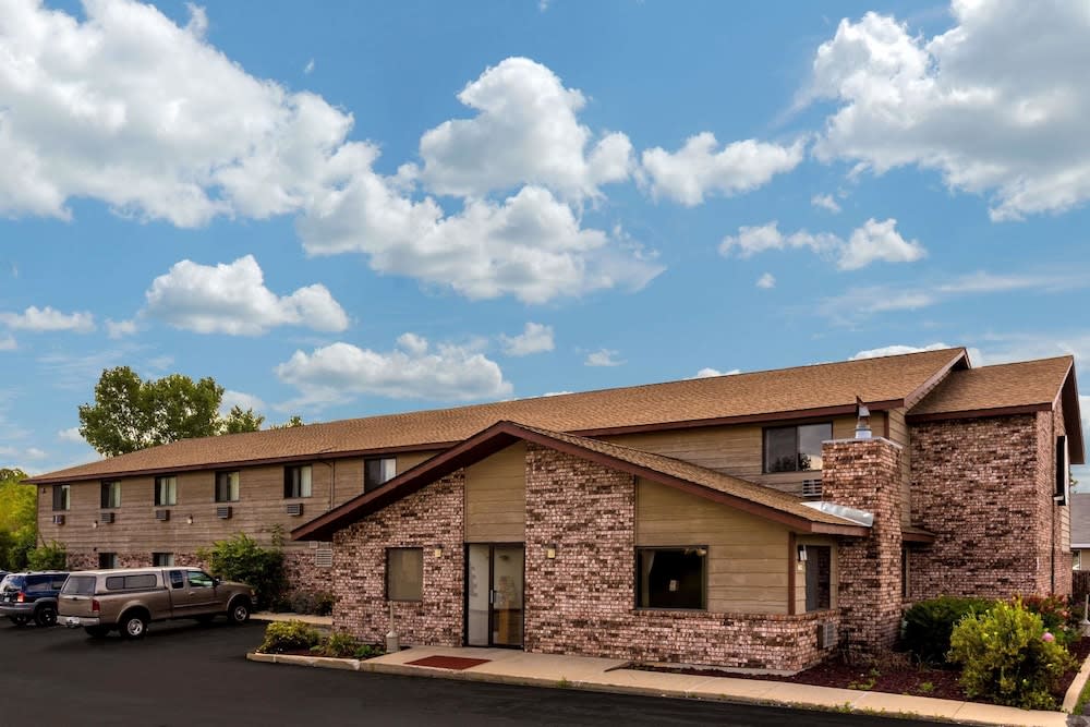 Super 8 by Wyndham Hartford WI 1