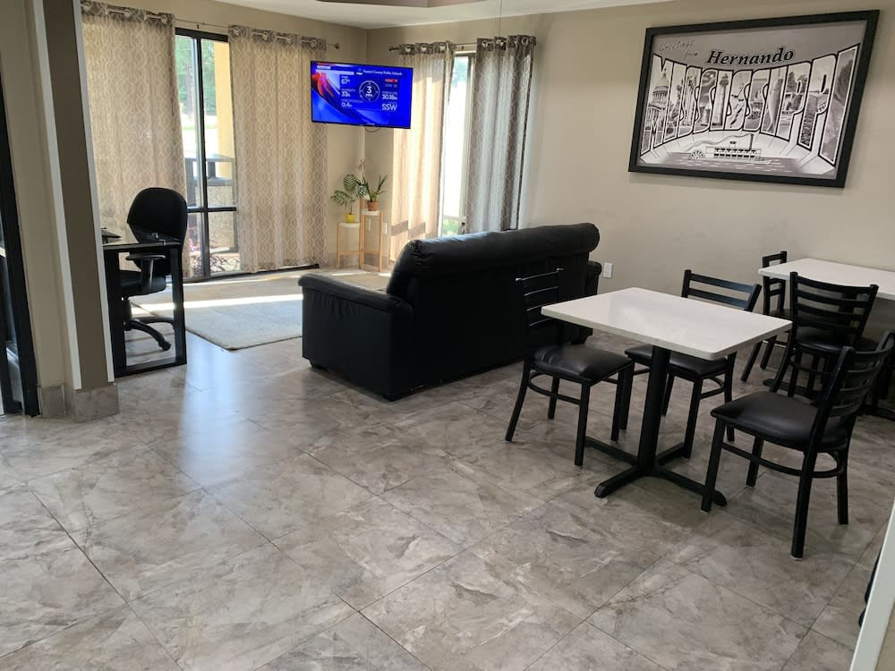 Super 8 by Wyndham Hernando 4