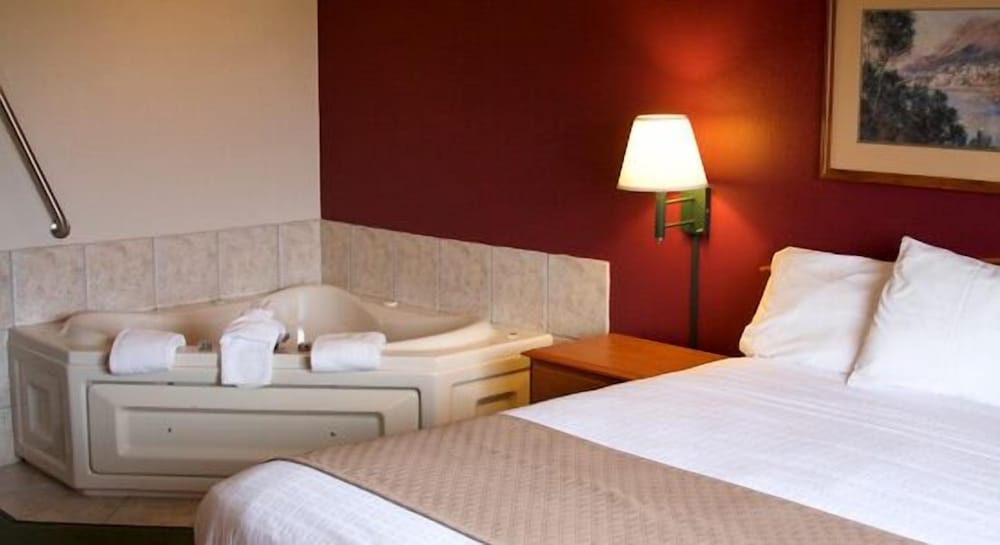 AmericInn by Wyndham Manitowoc 3