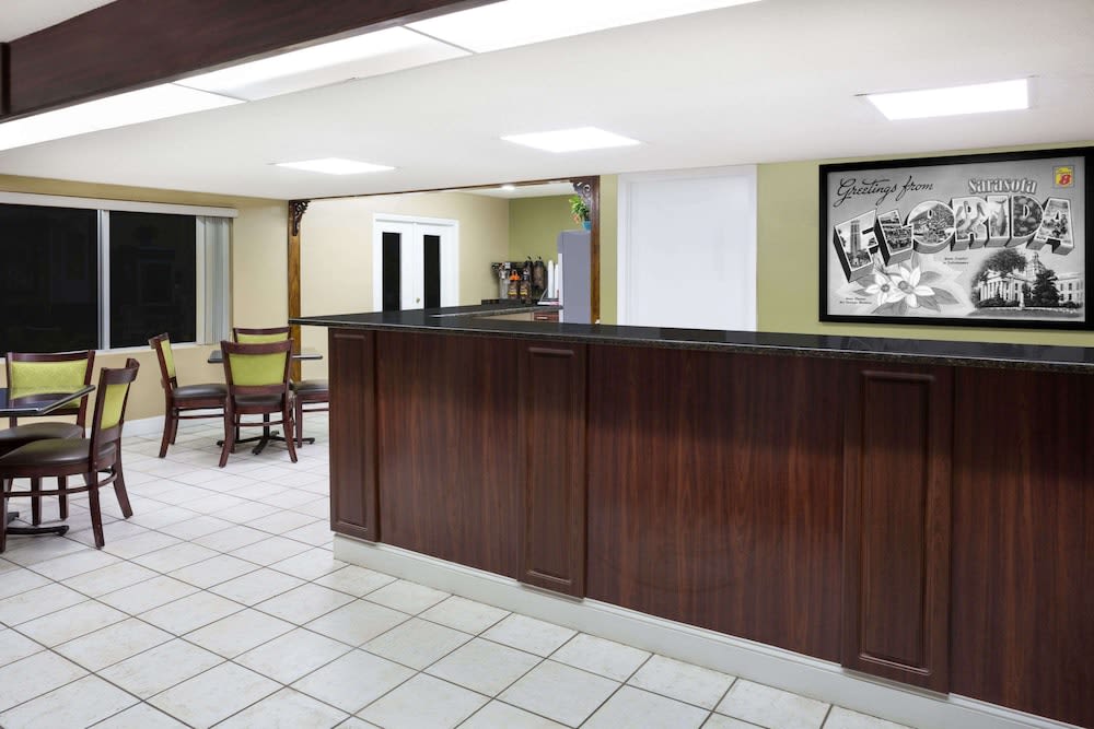 Super 8 by Wyndham Sarasota Near Siesta Key 5