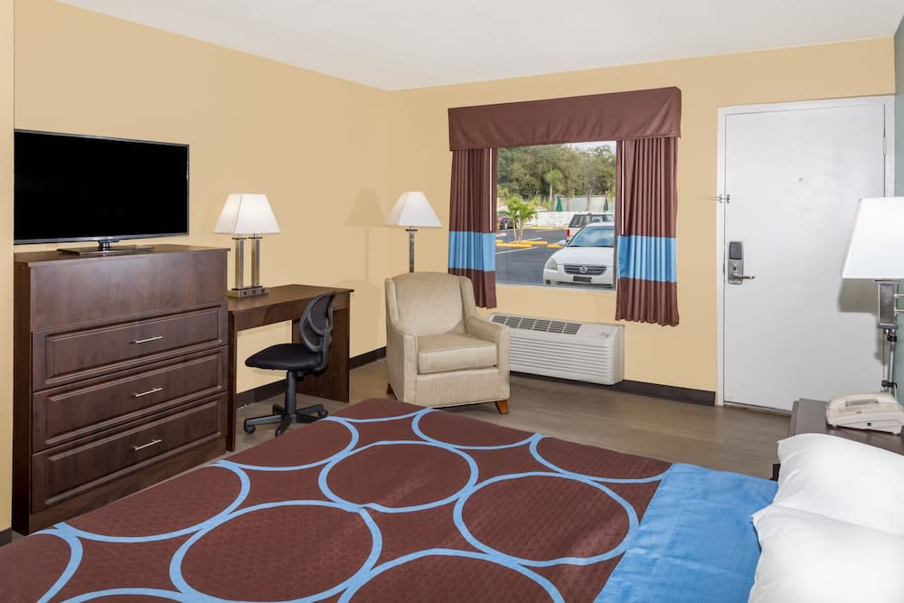 Super 8 by Wyndham Sarasota Near Siesta Key 4