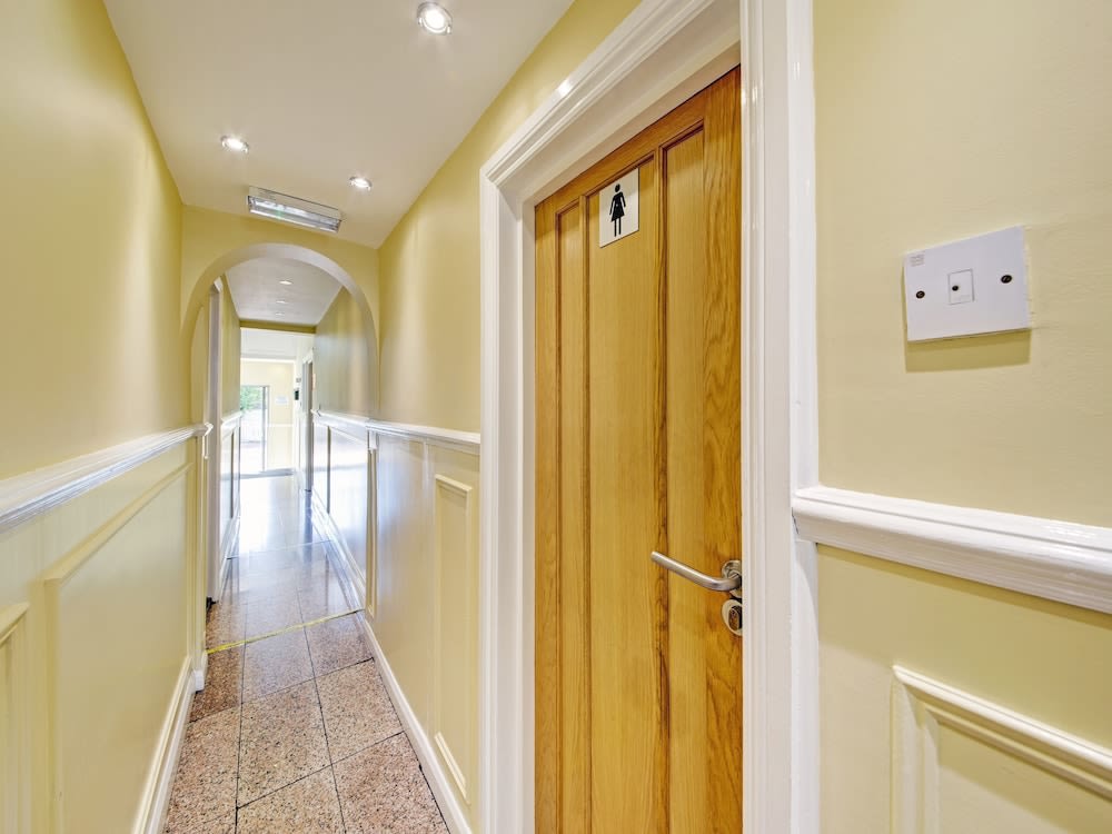 OYO Bostons Manor Hotel, Hanwell London 5